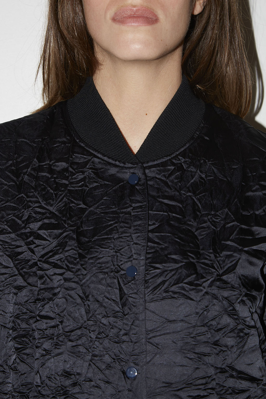 PUZZLE CRINKLED SATIN CROPPED JACKET NAVY