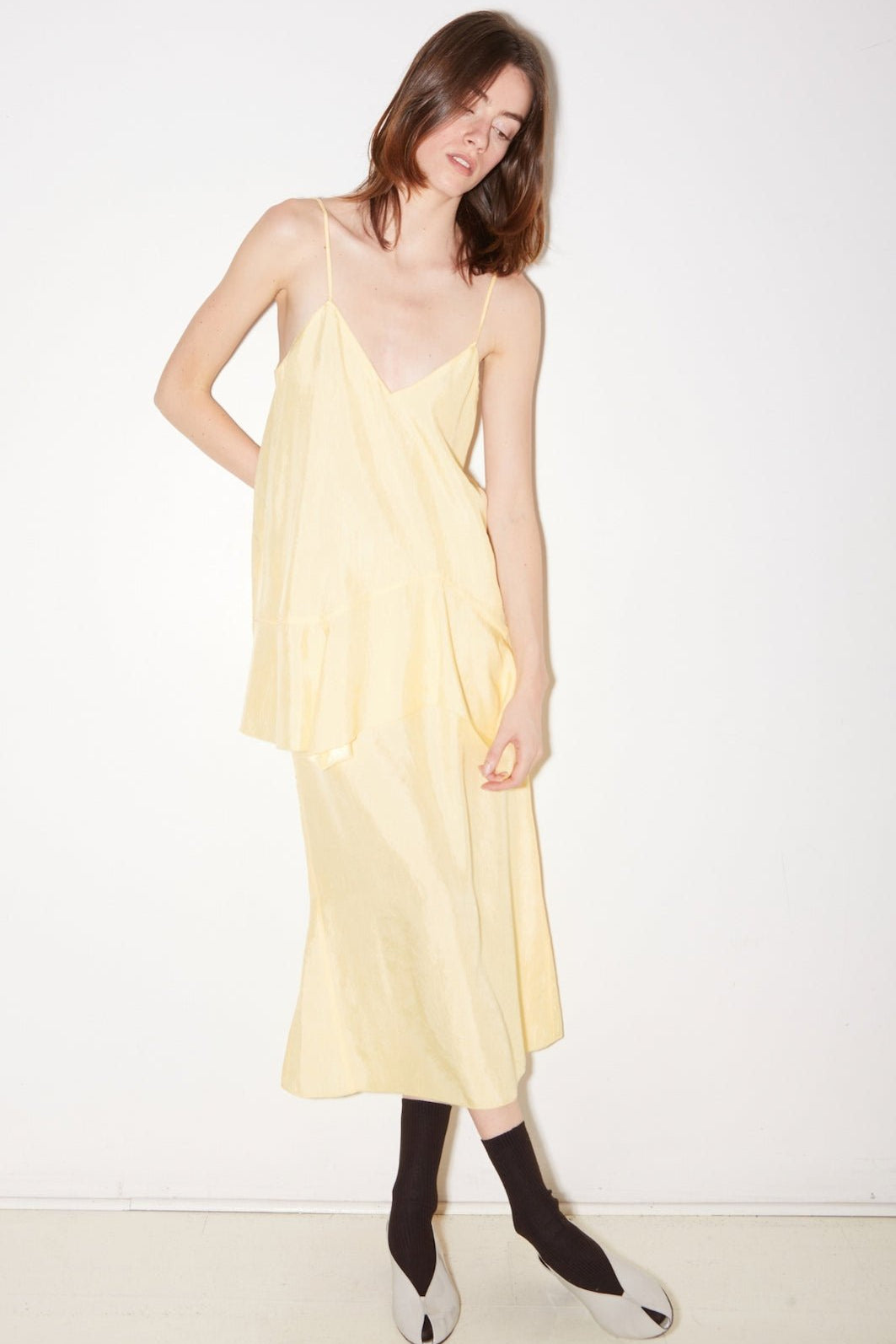 JUPE MIDI ROSIE EN SATIN D'ACÉTATE JAUNE - ROSEANNA