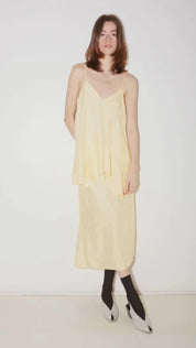 TOP À BRETELLES LATTE EN SATIN D'ACÉTATE JAUNE