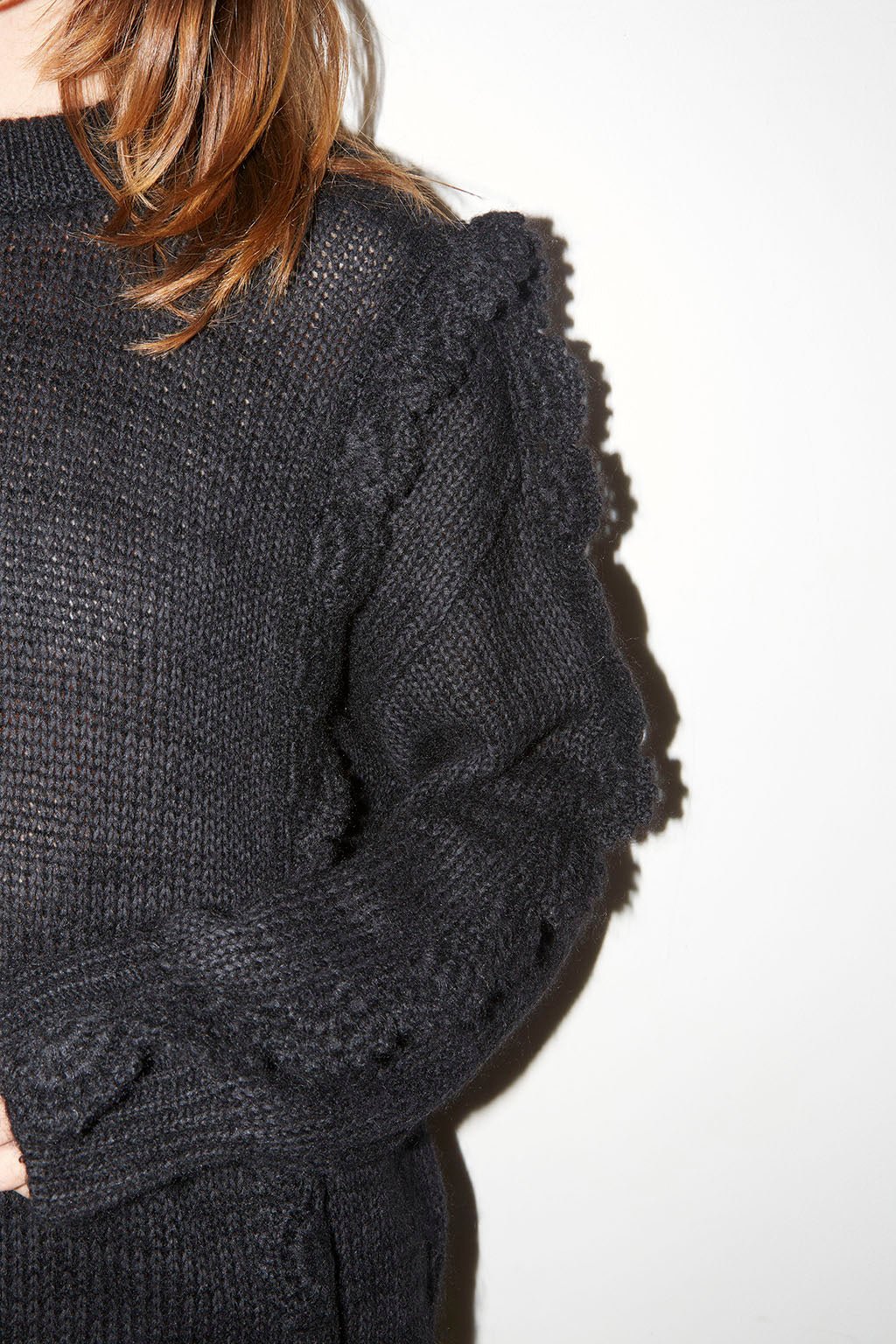 PULL TITI À VOLANTS CHARBON - ROSEANNA