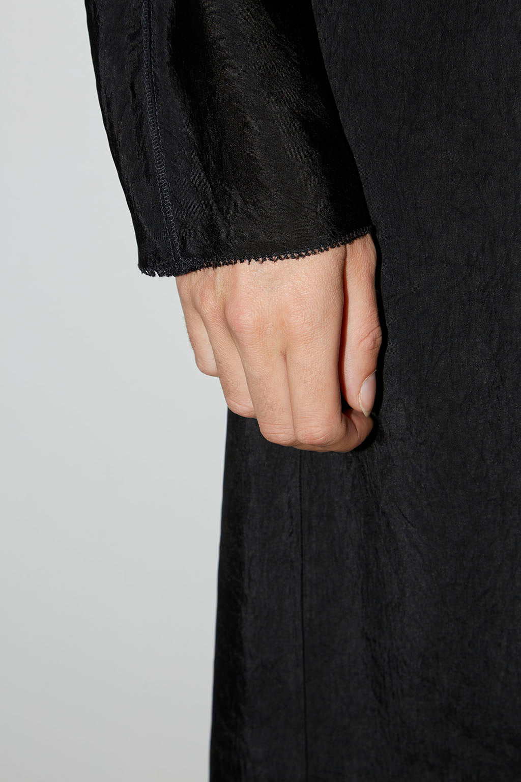 ROBE PORTEFEUILLE TAYLOR EN SATIN D'ACÉTATE CHARBON - ROSEANNA