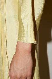ROBE PORTEFEUILLE TAYLOR EN SATIN D'ACÉTATE JAUNE - ROSEANNA