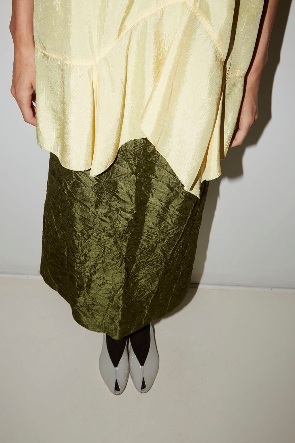 TOP À BRETELLES LATTE EN SATIN D'ACÉTATE JAUNE - ROSEANNA