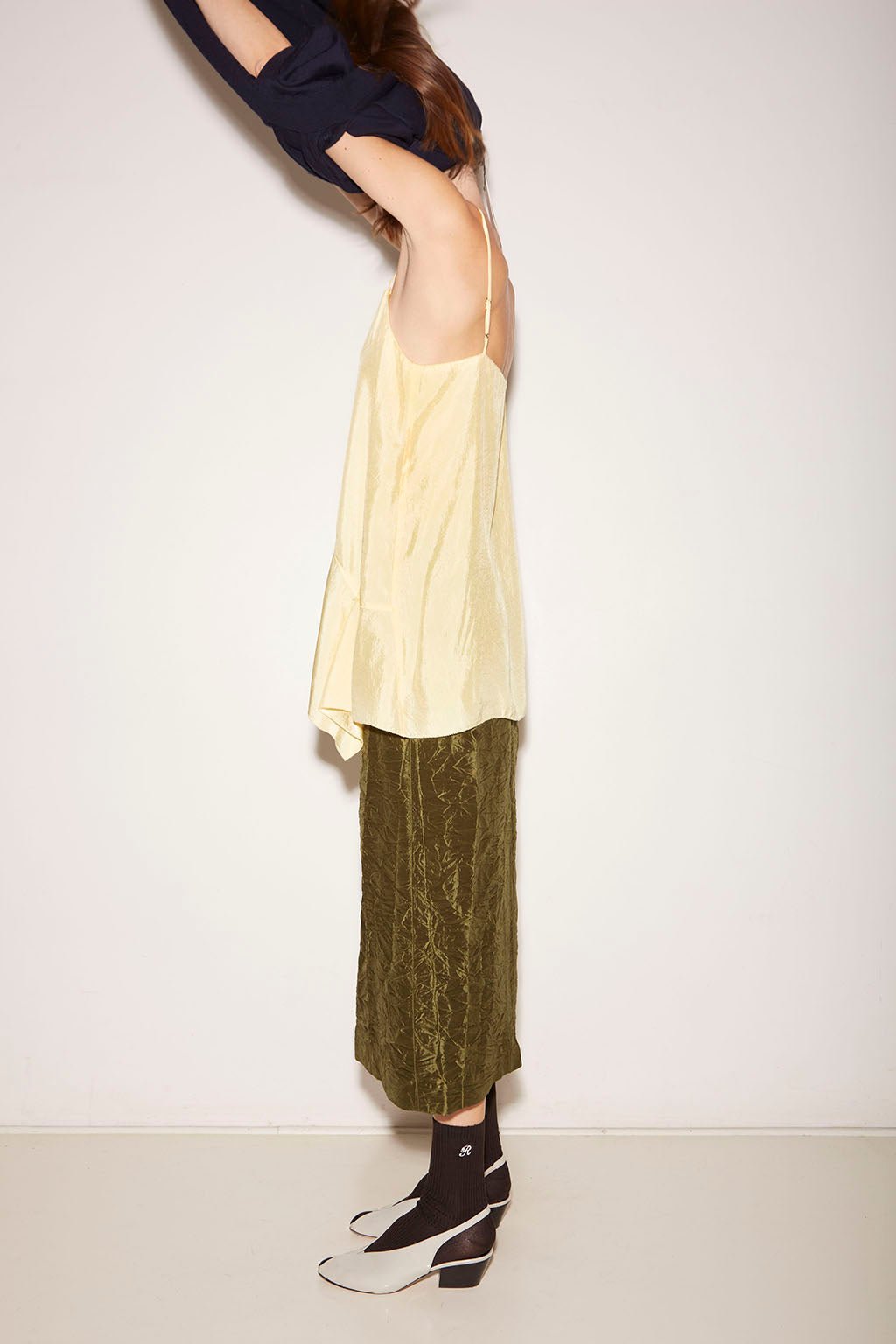 TOP À BRETELLES LATTE EN SATIN D'ACÉTATE JAUNE - ROSEANNA